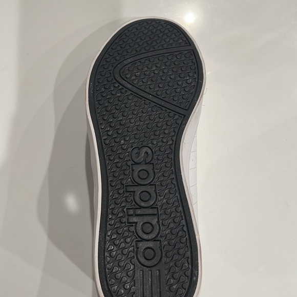 WOMEN ADIDAS TENNIS SHOES.  NEVER WORN!!  SIZE 8 - Picture 5 of 5